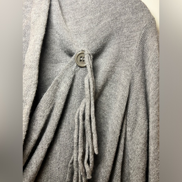 LOVE STITCH Carys Fringed Sweater Cozy Shawl Wrap Size Medium Gray NWT - Picture 4 of 12